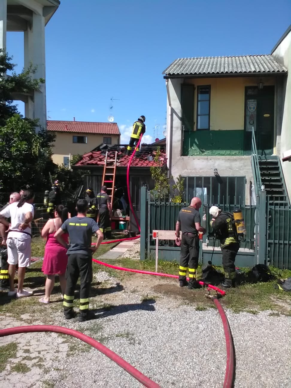 Devastante incendio a Lazzate, a fuoco un edificio in via Roma