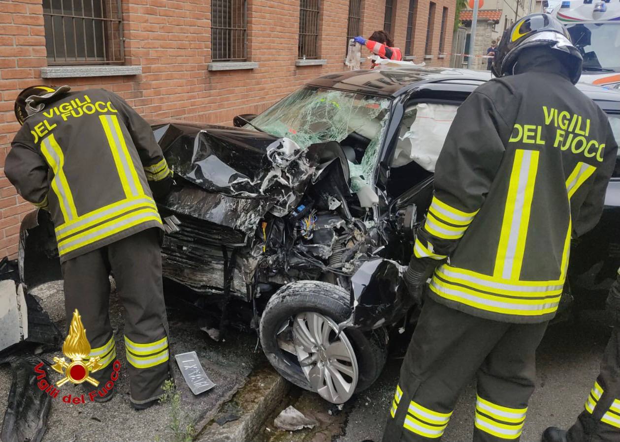 Auto contro il muro, 35enne gravissimo a Cesate. Intervenuti anche i pompieri di Saronno