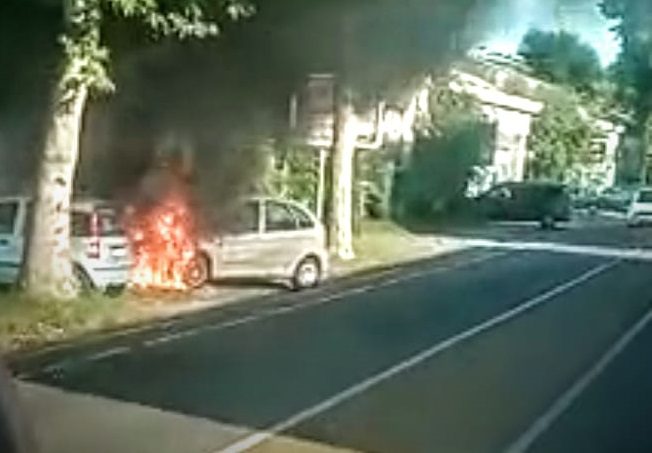 Auto in fiamme in via Varese: pompieri e polizia locale mobilitati