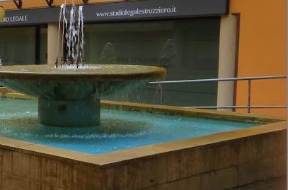 Lava i vestiti e fa il bagno nella fontana di corso Italia: multa in arrivo