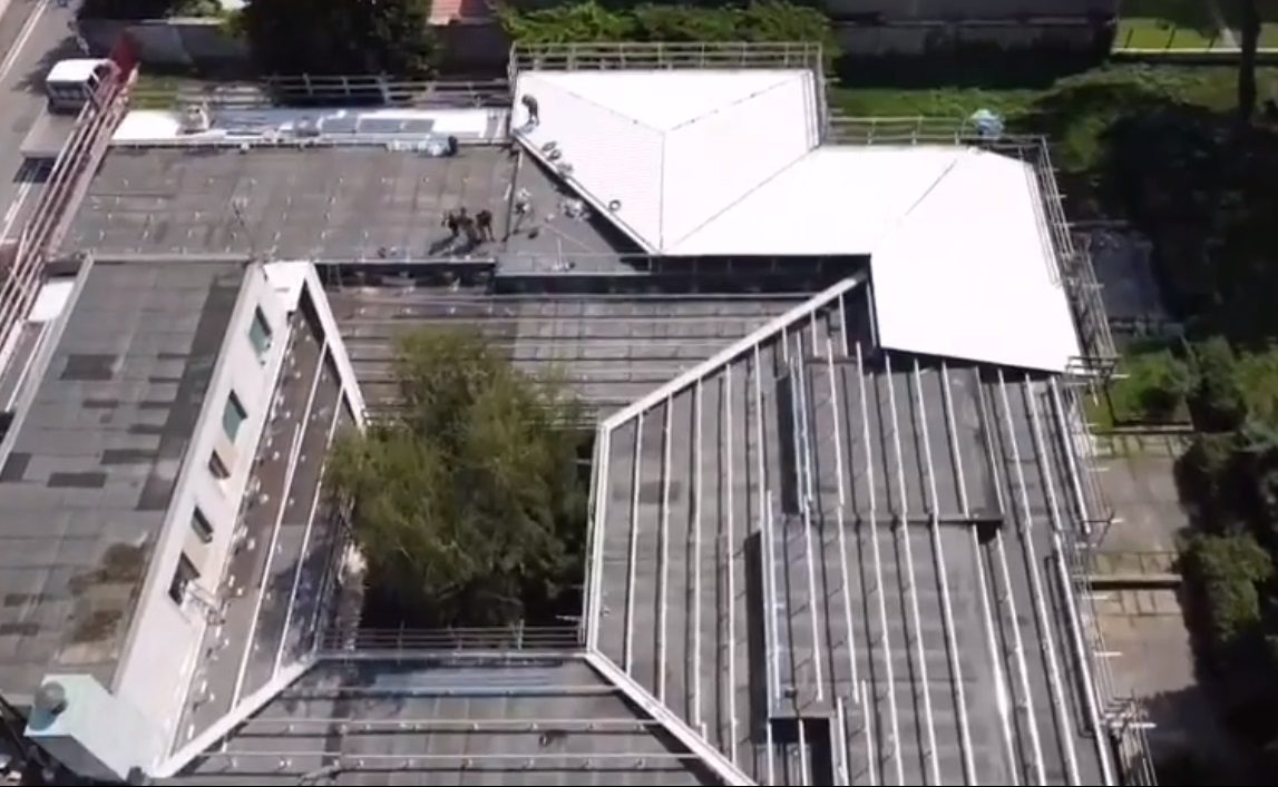 Saronno, cantiere alla materna di via Monte Santo: il video col drone del Comune