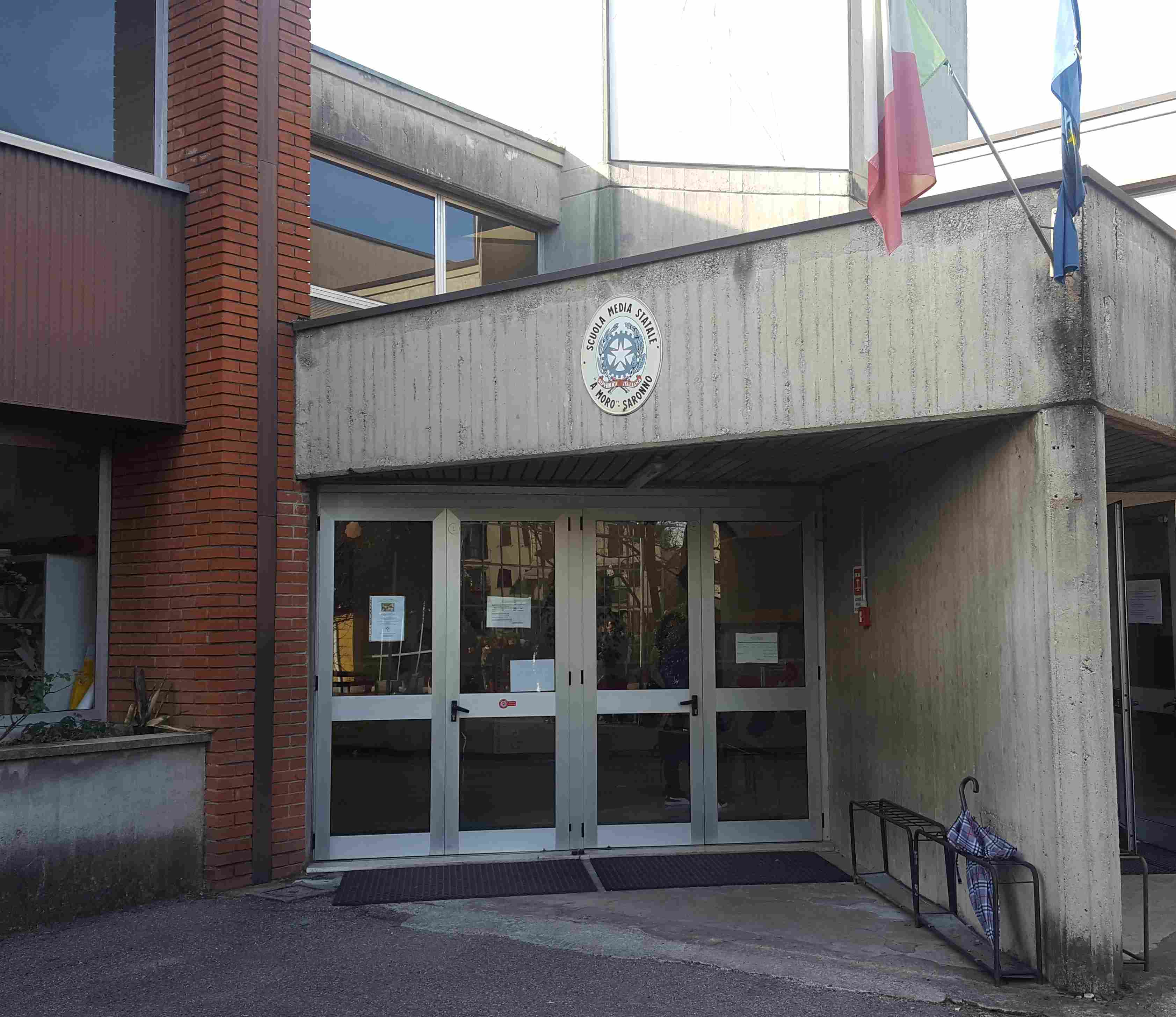 Scuola Aldo Moro, doppio vandalismo di fine anno scolastico con gli estintori