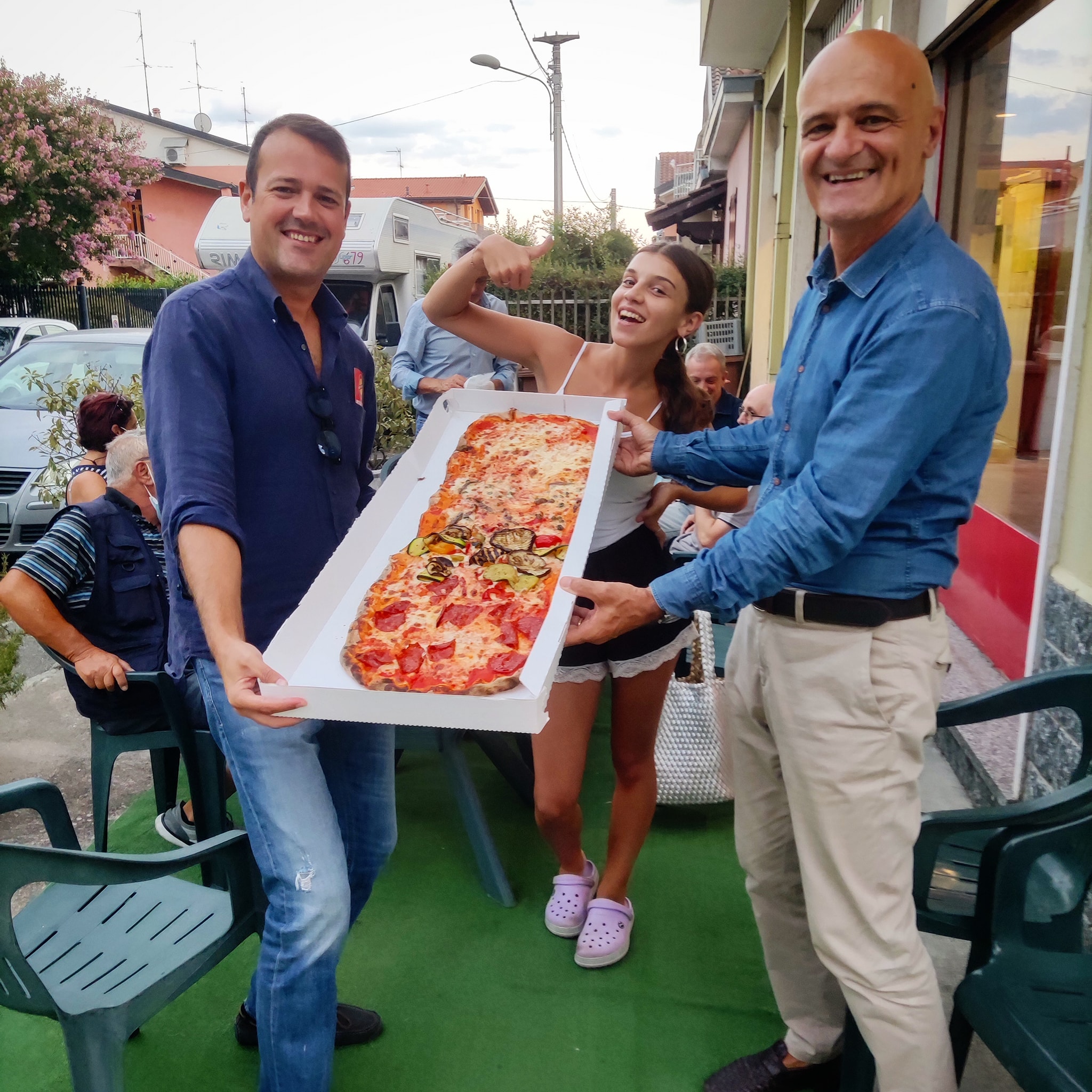 Ceriano Laghetto: Dante e il sindaco Crippa incontrano la consulta e… una pizza di 2 metri