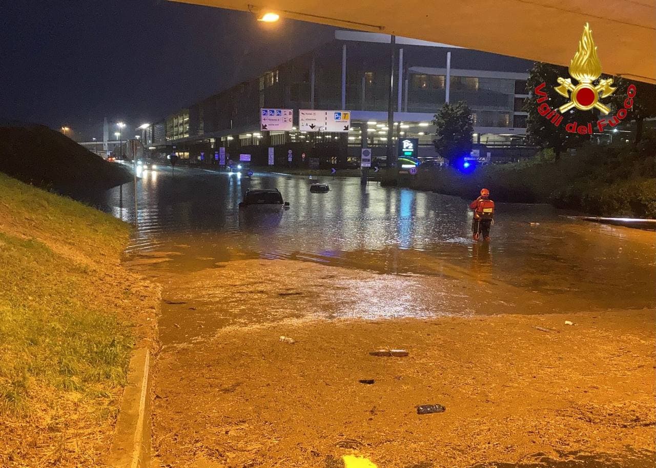Maltempo: aeroporto di Malpensa sott’acqua, pompieri mobilitati