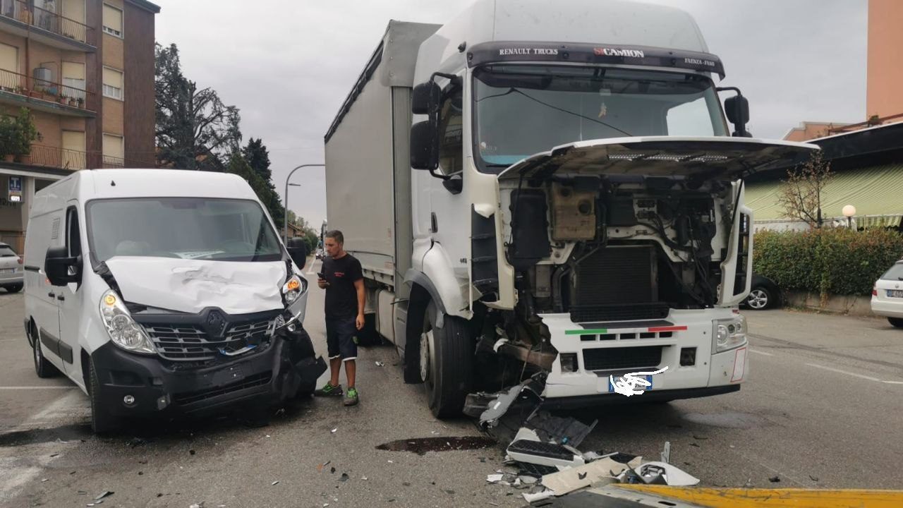 Uboldo, scontro tra camion e furgone