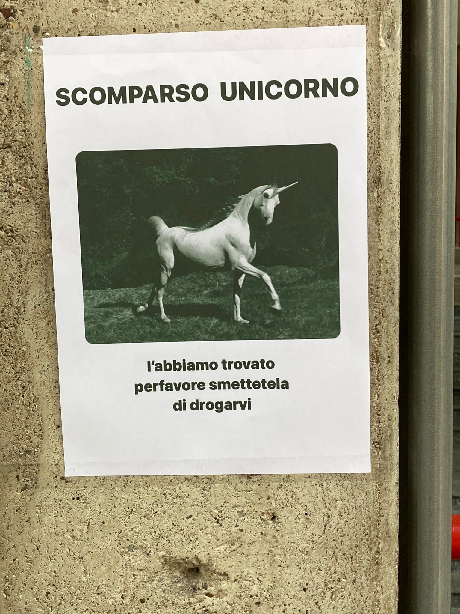 Il meme dell’unicorno… spopola sui muri della stazione di Saronno