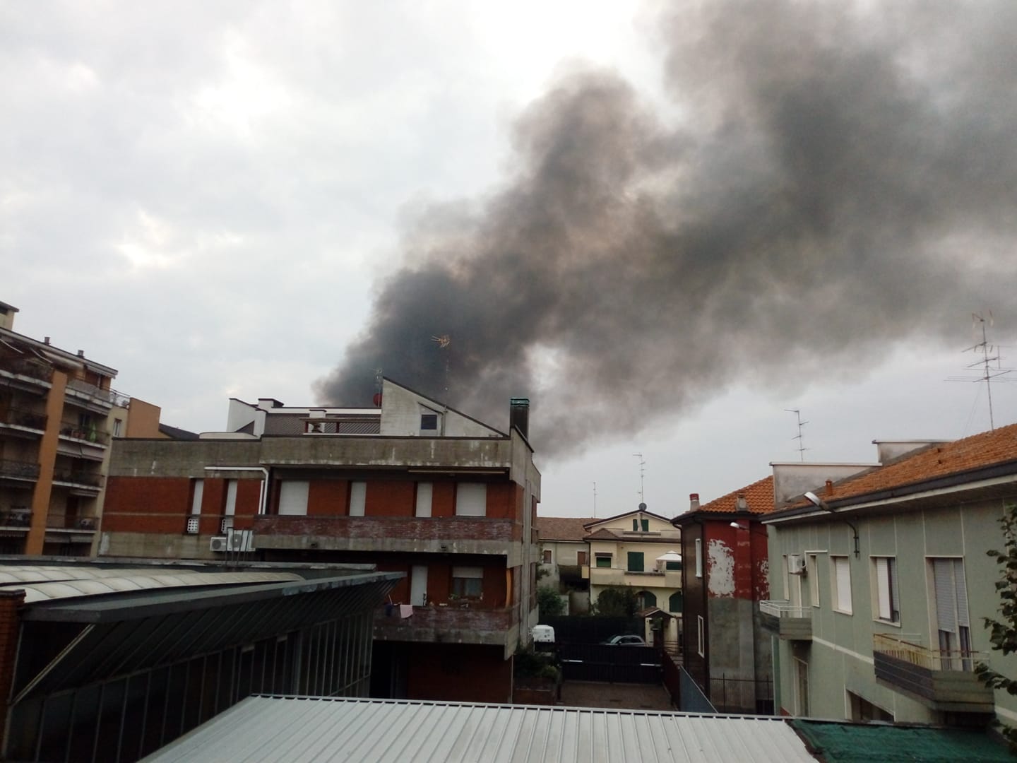 Incendio ex Snia Varedo: la colonna di fumo nera visibile da Limbiate (foto)