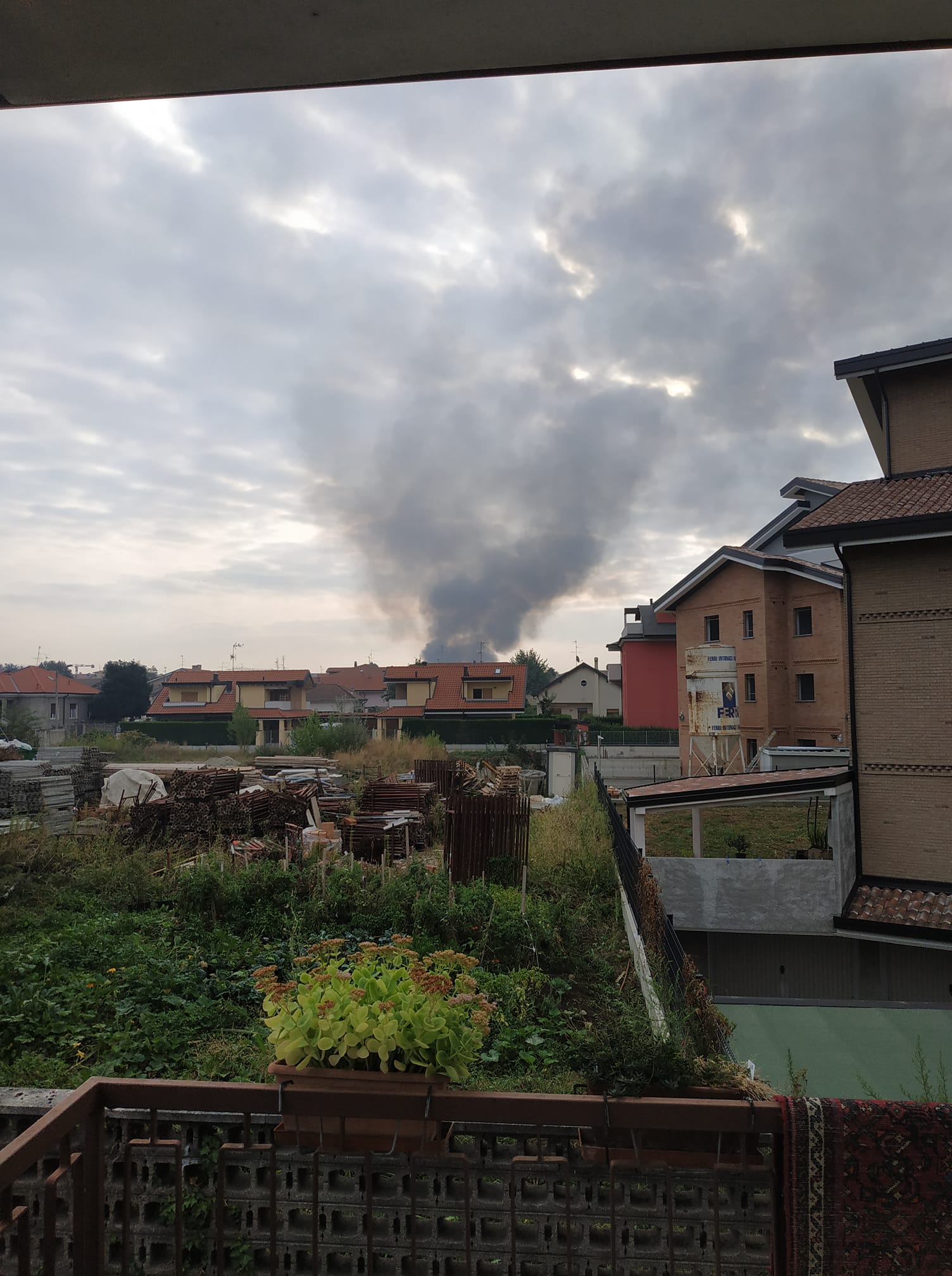 Incendio Varedo ex Snia: il fumo e la puzza arrivano nel Saronnese