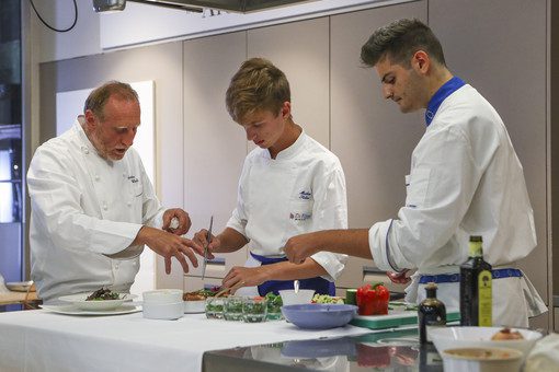 Dopo i Mastery in, la formazione all’Istituto De Filippi prosegue per tutta la carriera di chef e manager dell’ospitalità