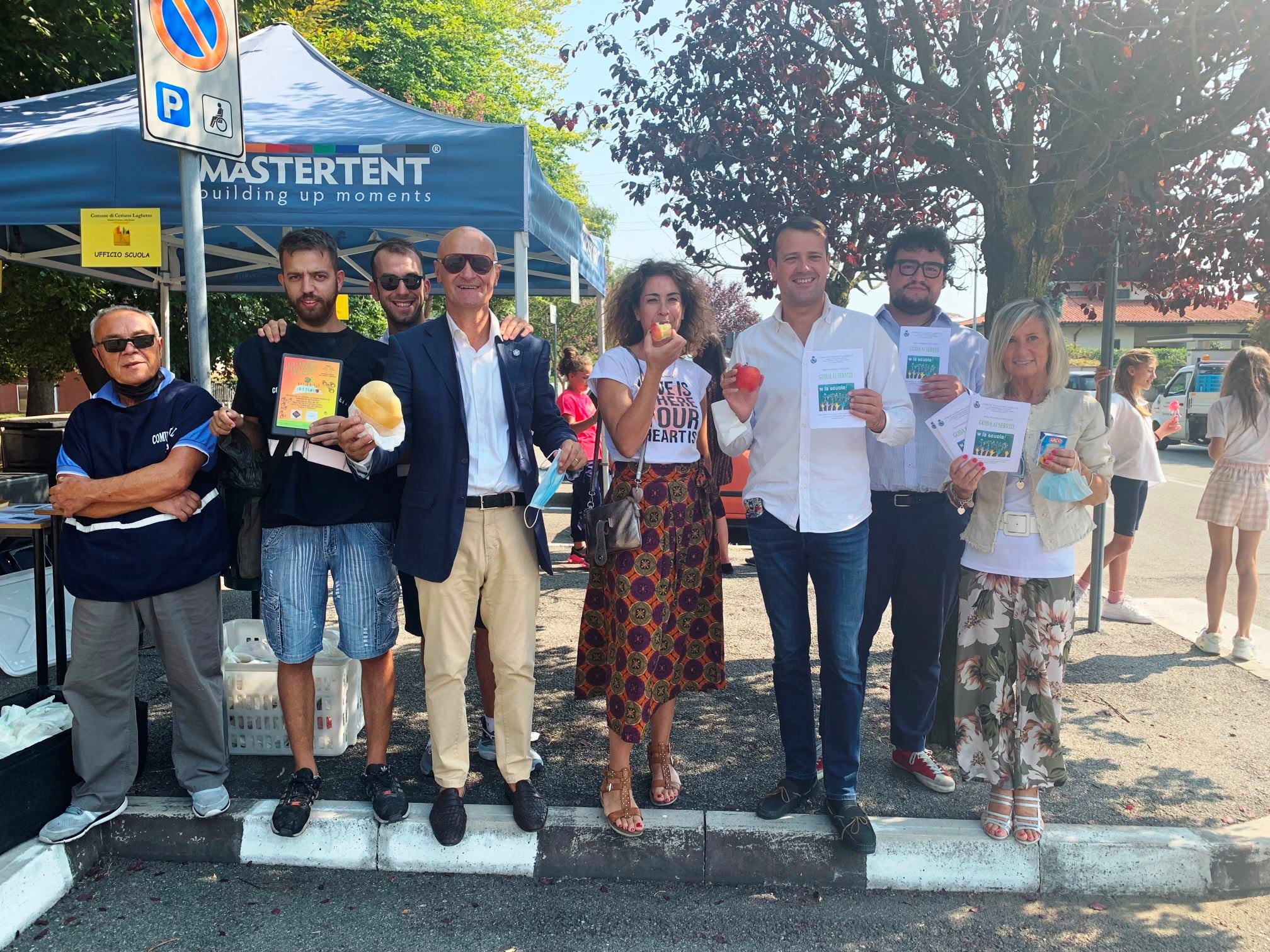 Ceriano Laghetto: sindaco e vicesindaco donano mele agli studenti