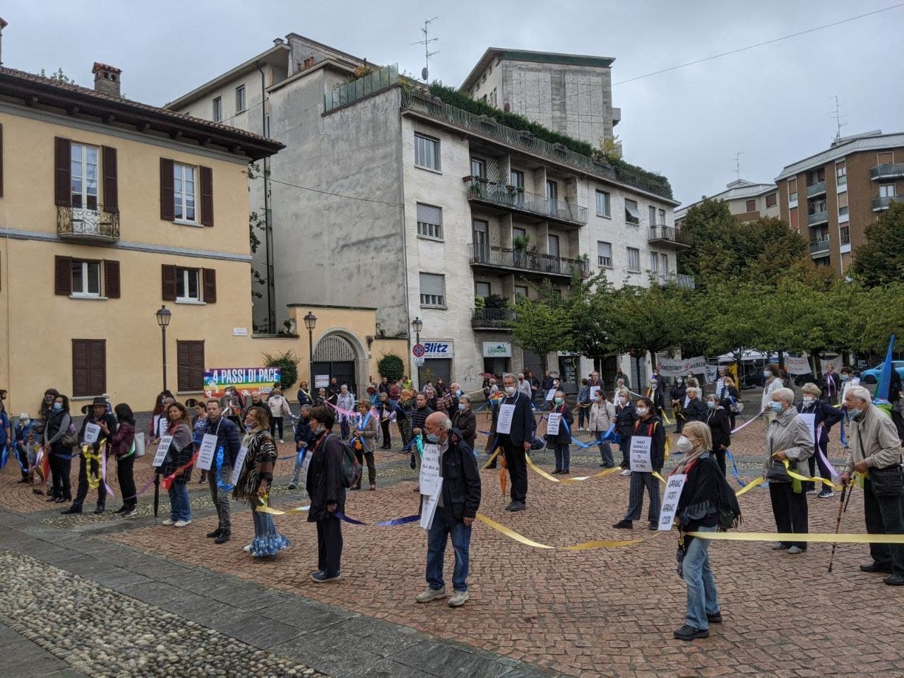 Catena umana in piazza: il Saronnese unito da nastri colorati nella lotta per la pace e la solidarietà