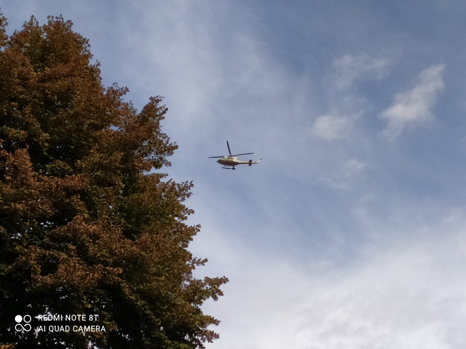 Saronno col naso all’insù: elicottero della Guardia di Finanza sopra il centro