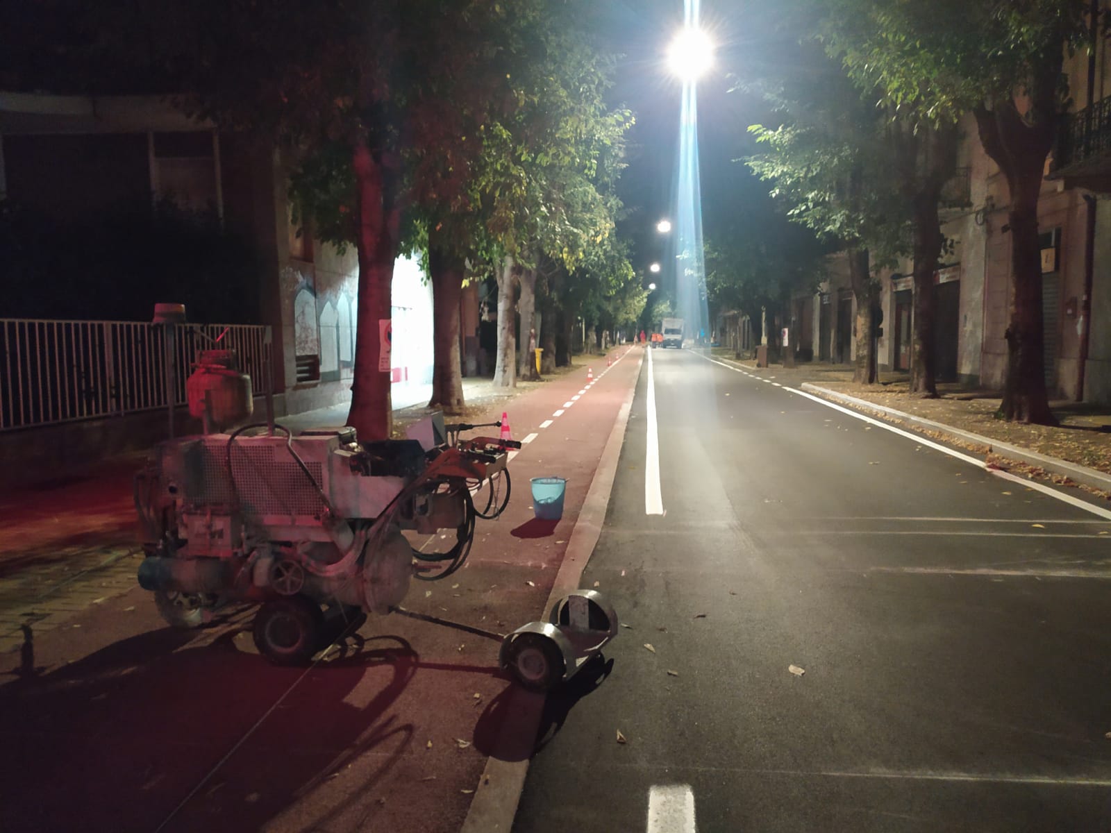 Notte di lavoro in via Roma a Saronno: ecco la segnaletica sulla ciclabile (foto)