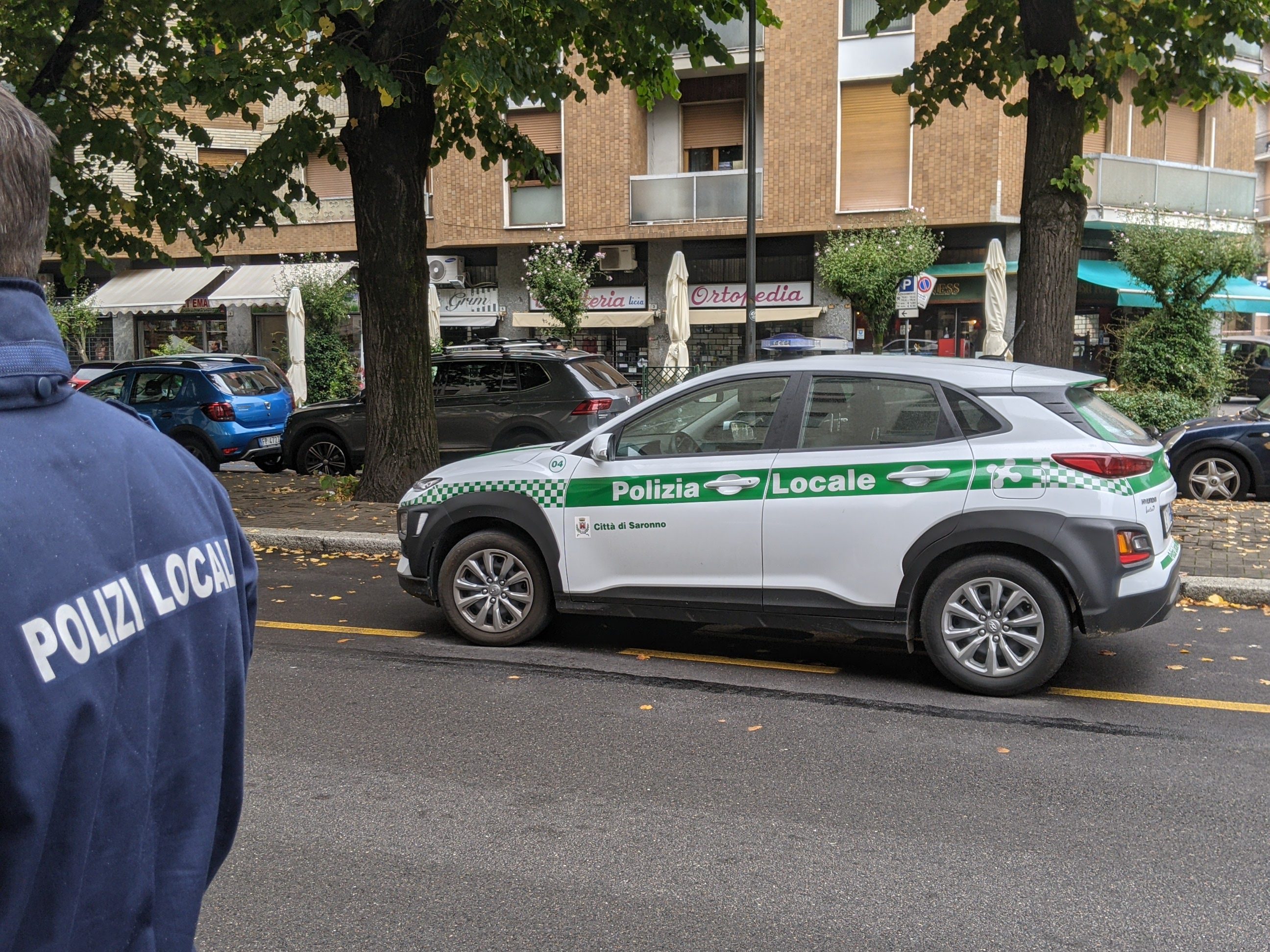 Lite fra donne davanti alla stazione di Saronno: arrivano polizia locale e ambulanza