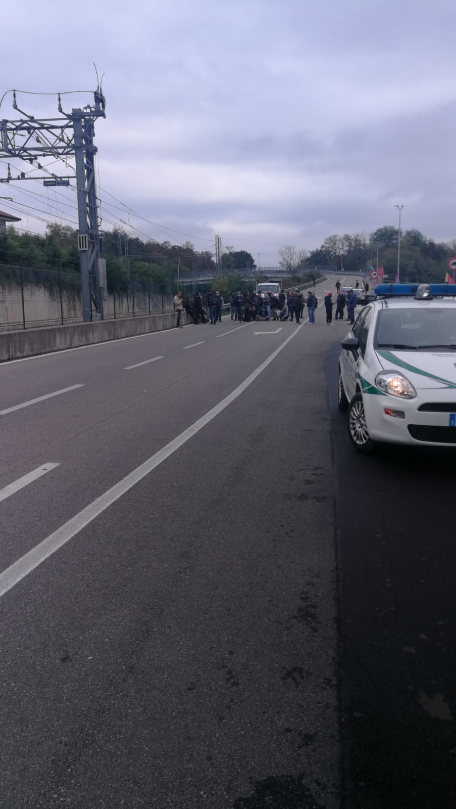 Operai Gianetti ruote in strada, traffico in tilt alle porte di Saronno. Presidio a oltranza