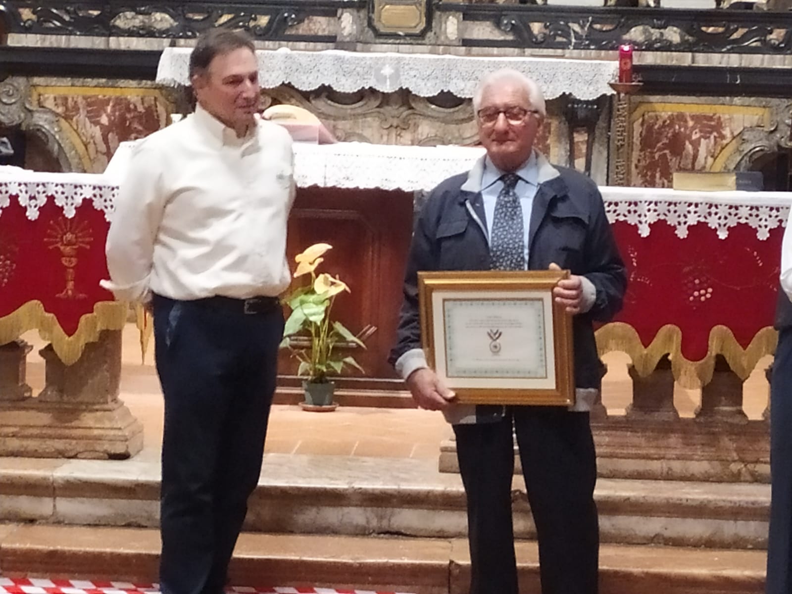 Coro Alpe, riconoscimento al corista Marco Busnelli dopo 24 anni di servizio