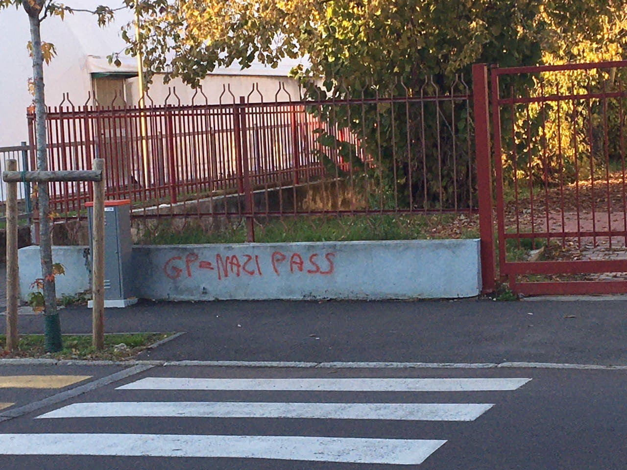 A Solaro graffiti no vax sulla recinzione della scuola media