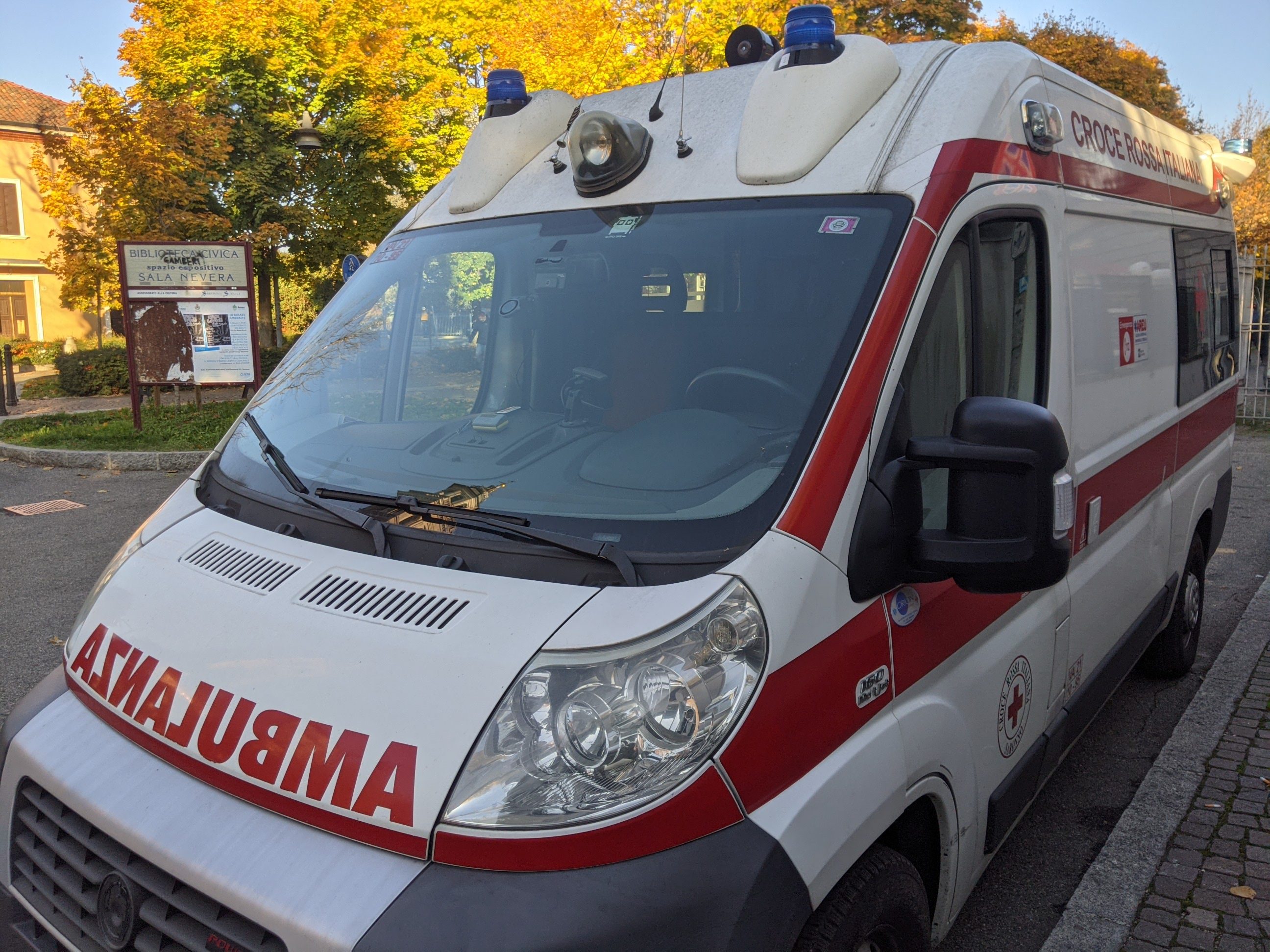 Maxi grandinata mette ko i mezzi di Croce Rossa Saronno: 6 parabrezza sfondati e una dozzina di carrozzerie rovinate