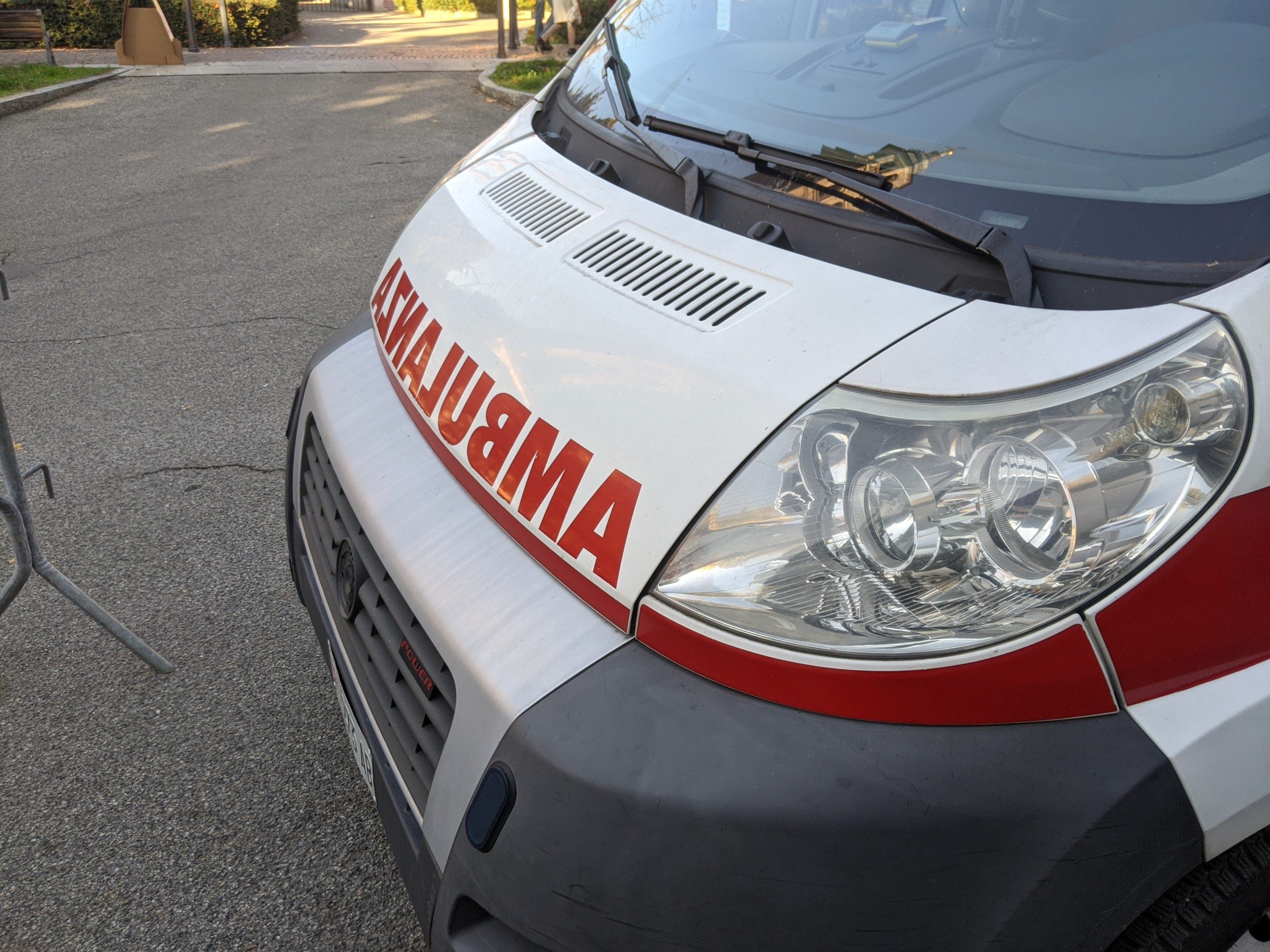 Auto contro moto in via Larga a Saronno: un ferito