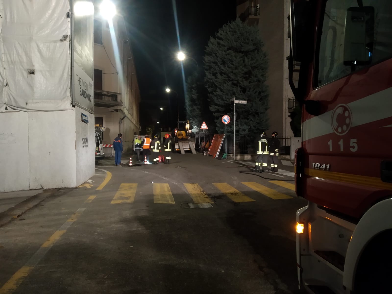 Saronno, fuga di gas a ridosso del centro: pompieri e tecnici al lavoro fino alle 3 di notte