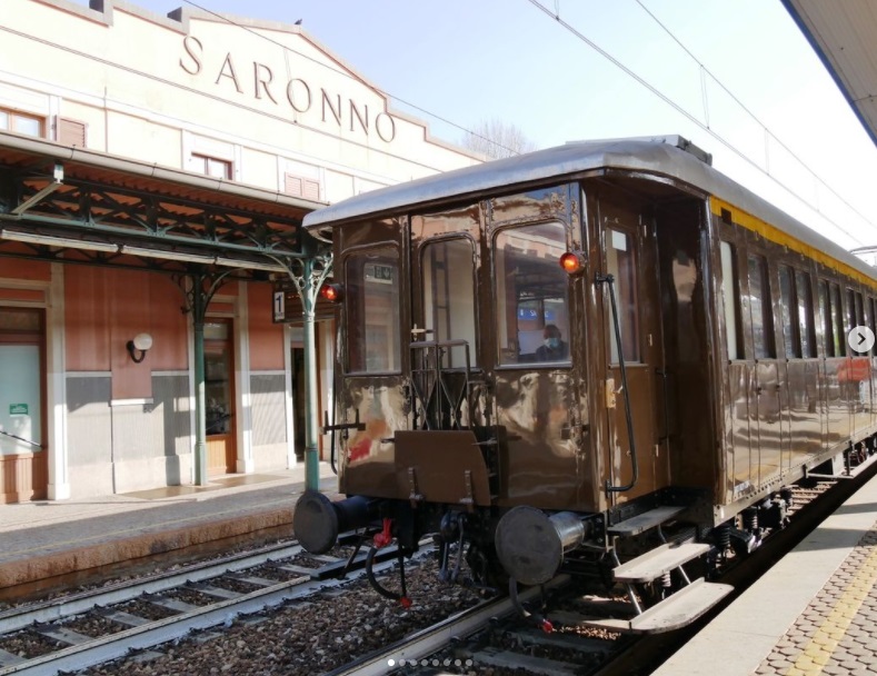 La carrozza Az 130, costruita nel 1934, sui binari della stazione di Saronno