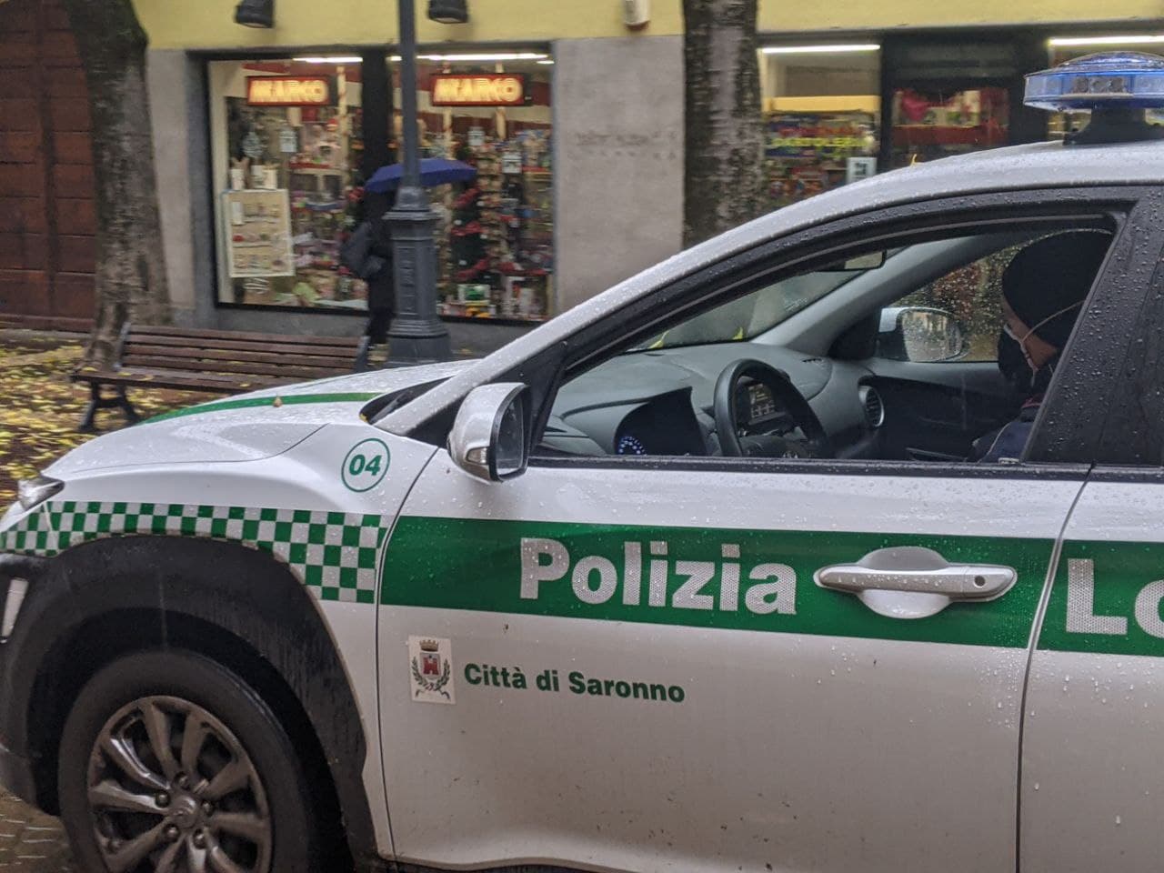 Saronno, auto rubata in corso Italia, la polizia locale trova vettura e ladro in 24 ore