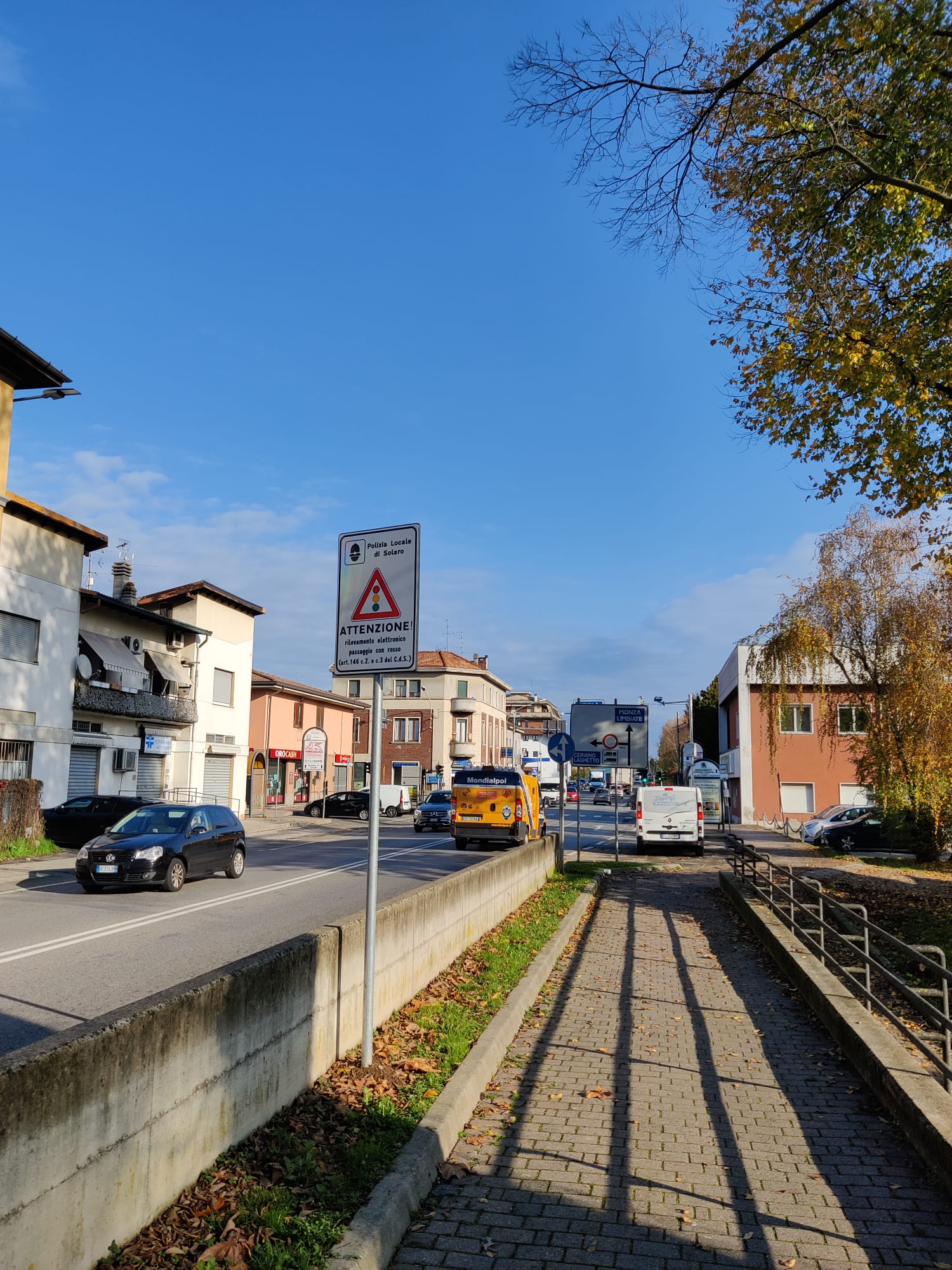 Saronno-Monza, multe al semaforo delle 4 strade di Solaro: s’è acceso il T-Red