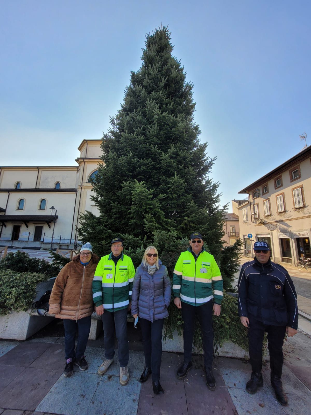 Momento magico: arrivato in piazza l’albero di Natale di Lazzate