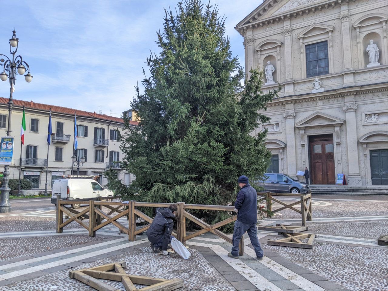 In attesa della luci, arriva l’albero di Natale in piazza Libertà
