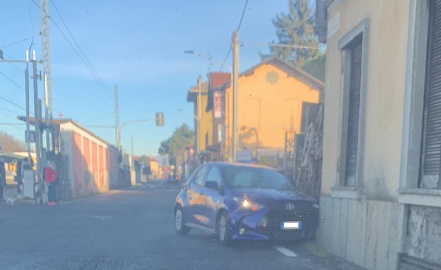 Rovellasca, scontro in zona stazione: due auto finiscono contro il muro