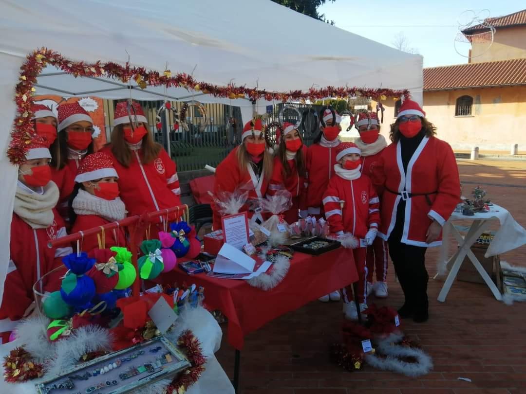 Gerenzano, majorette e banda in piazza con Babbo Natale