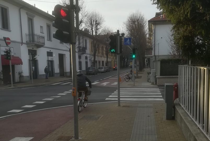 Via Roma, ecco il primo semaforo intelligente che fa partire prima bici e pedoni e temporizza il verde