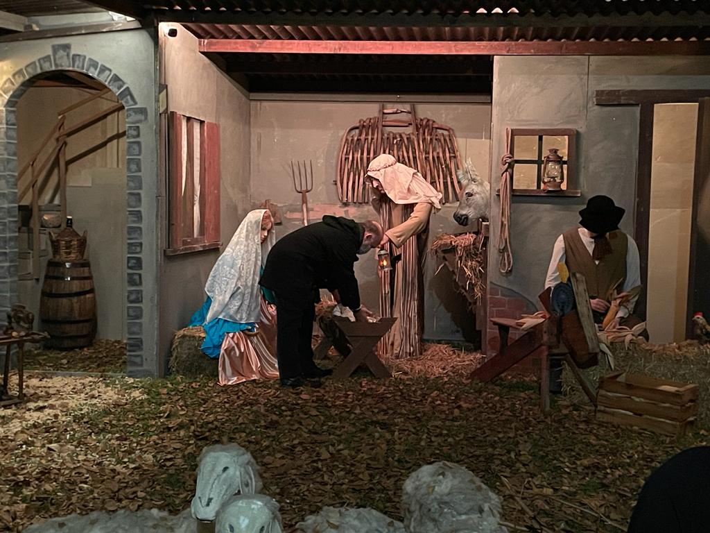 Il Natale di Saronno, più forte dei vandali: Gesù Bambino nel presepe di Sant’Antonio