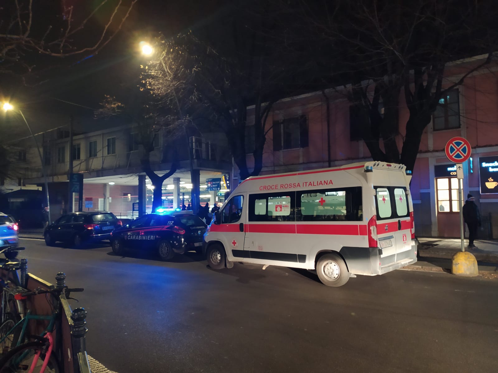 Pomeriggio movimentato davanti a “Saronno centro”: pedone caduto, arriva ambulanza e automedica
