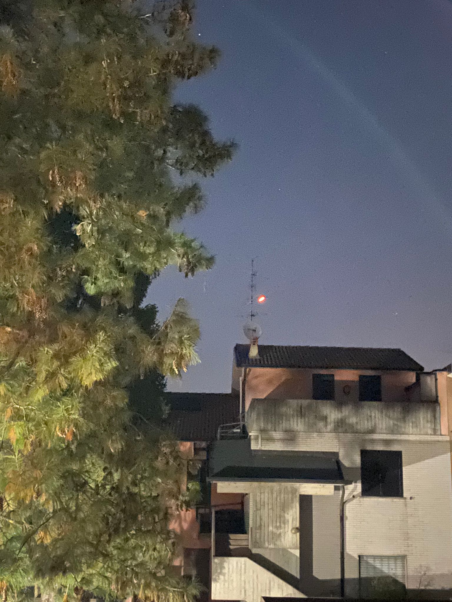 Luce rossa nel cielo di Saronno: non un Ufo ma una lanterna volante