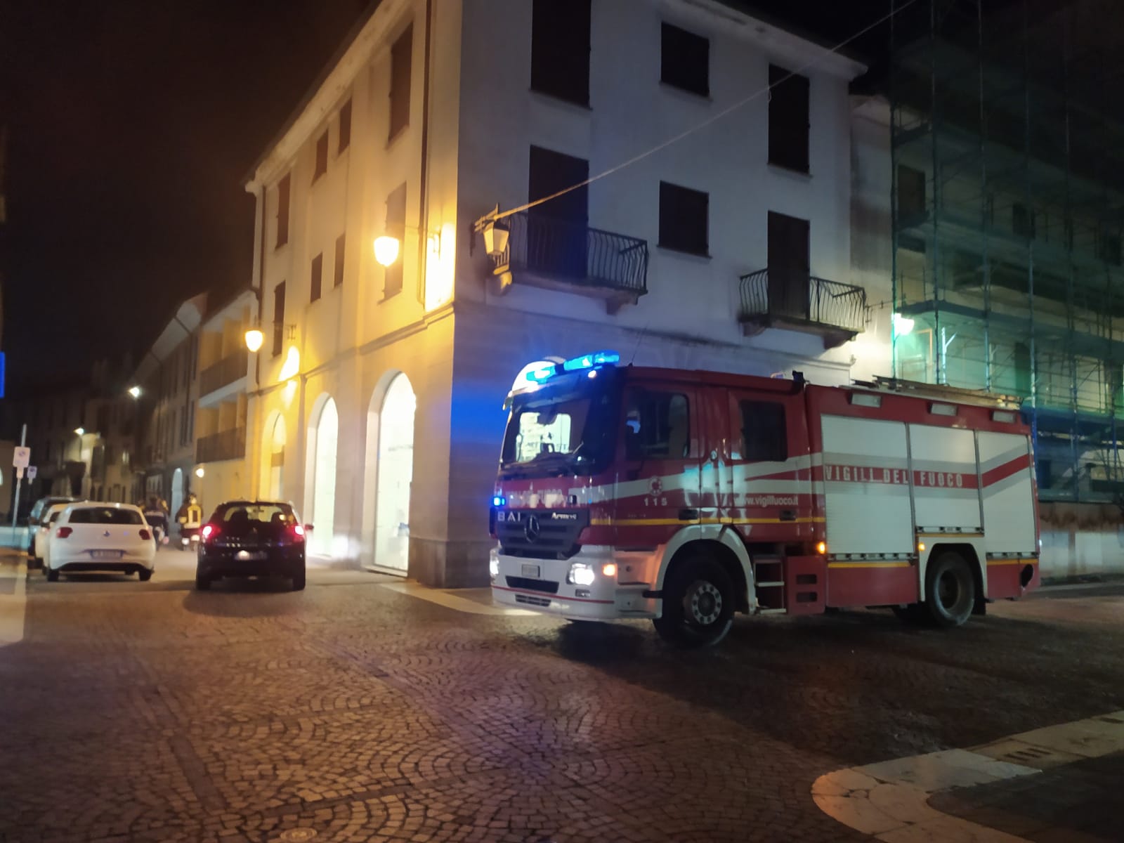 Auto perde benzina, vigili del fuoco in corso Italia a Saronno