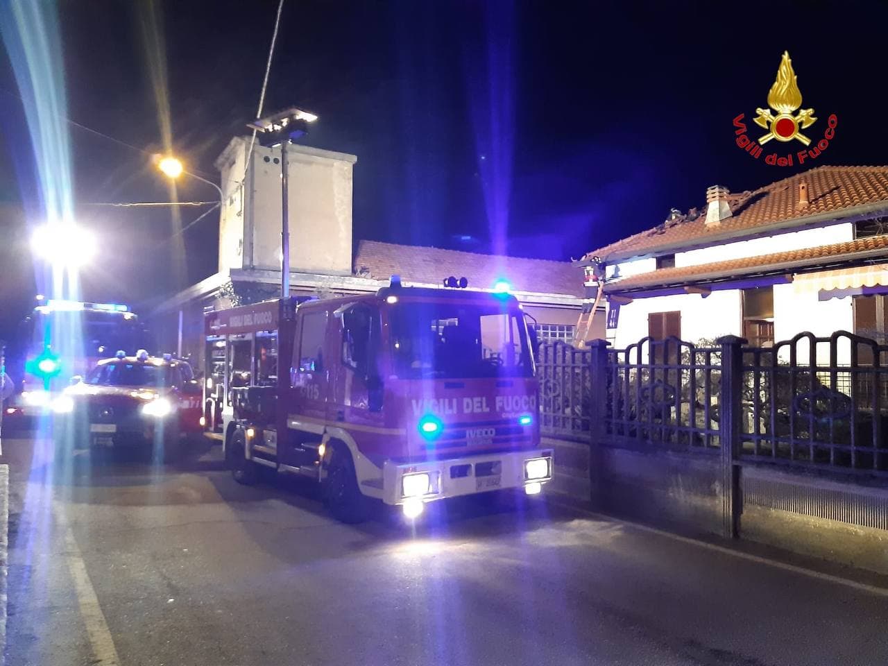 Comasco: vigili del fuoco a Locate Varesino per incendio tetto villetta