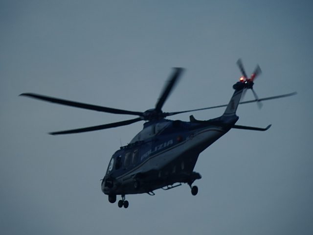 Saronno, elicottero della Polizia di Stato sul quartiere Prealpi. Operazione in corso