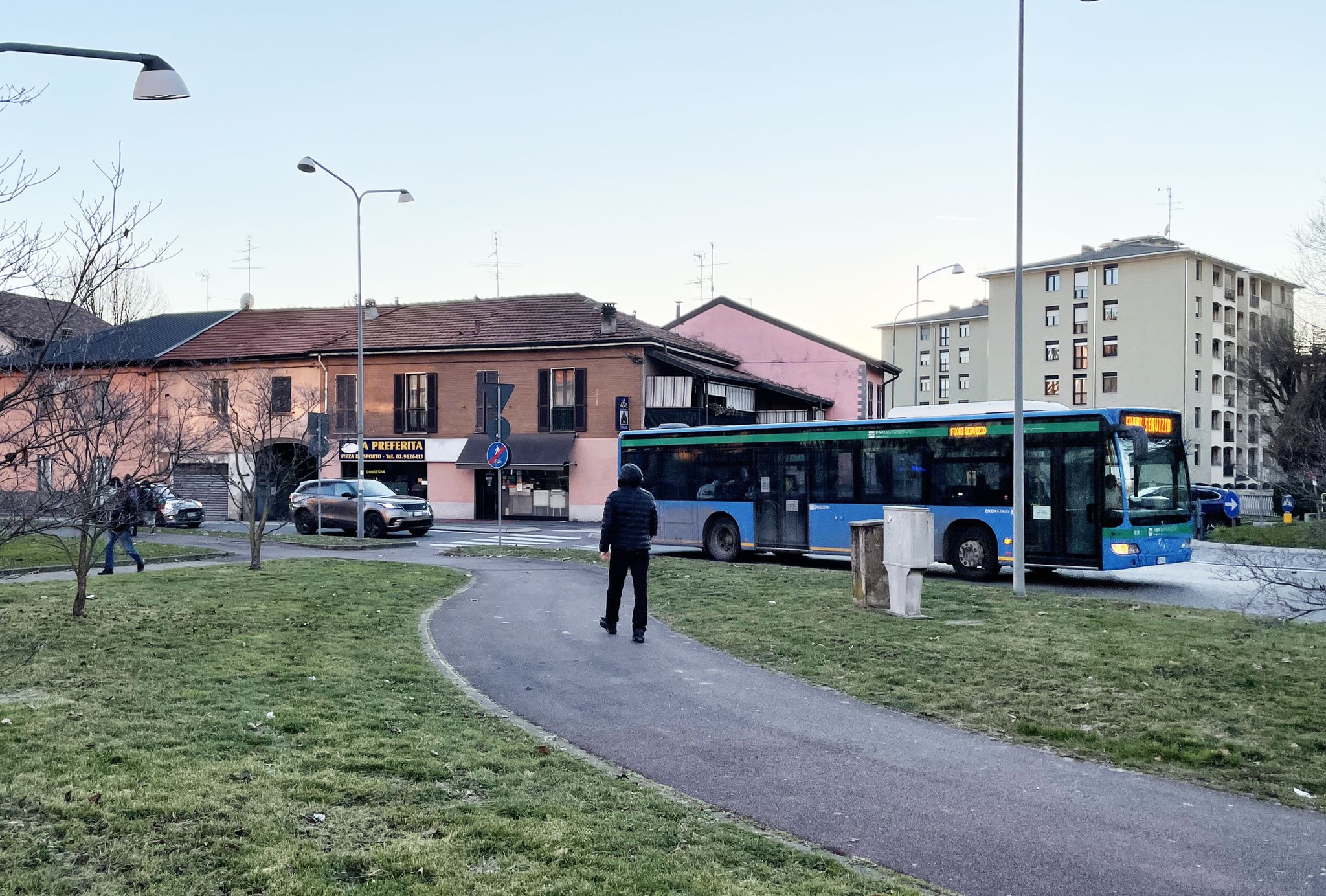 Ciclista investito a Saronno, traffico rallentato in via Varese