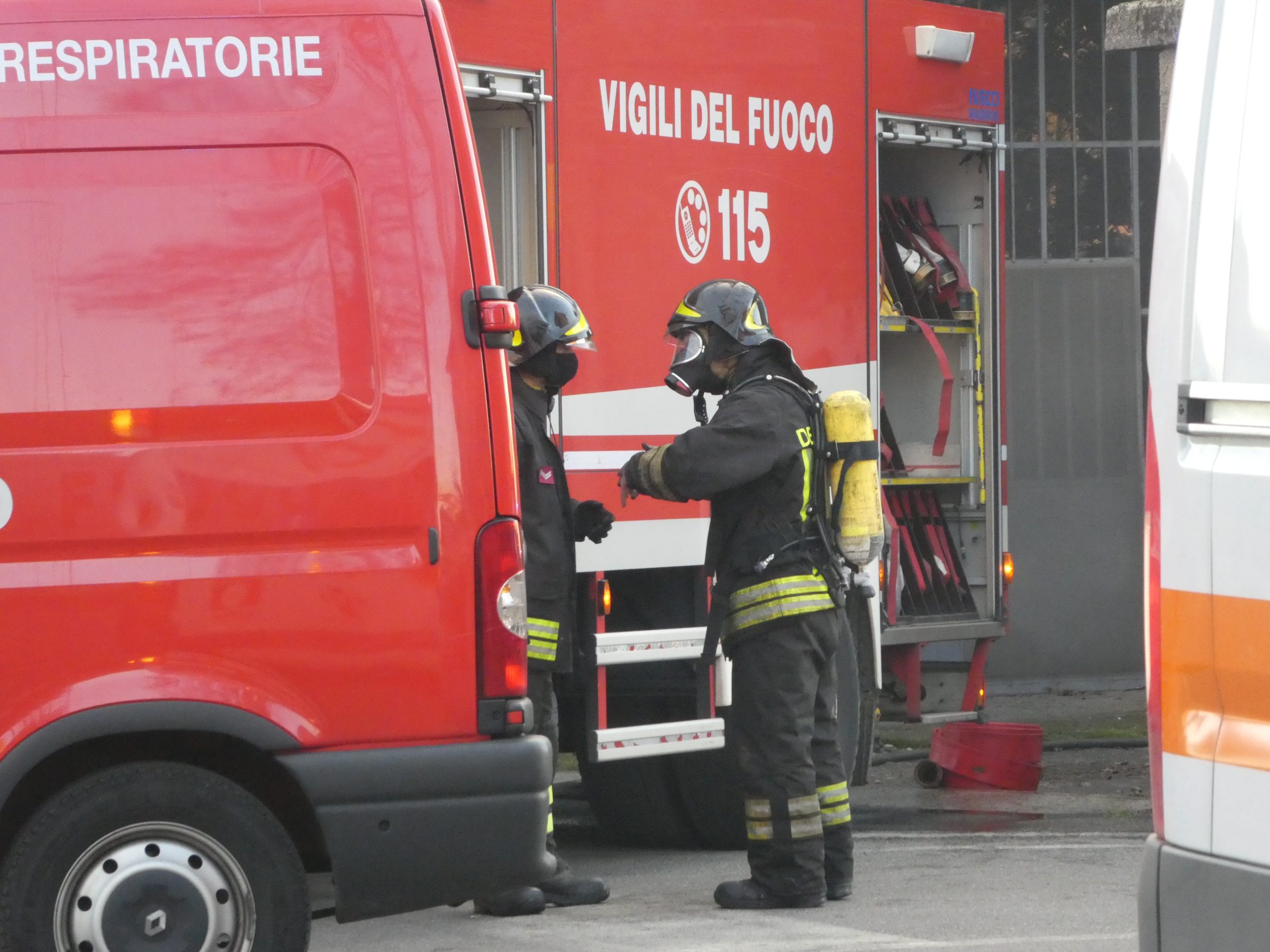 Solaro, incendio in uno scantinato: intervenute 4 squadre di pompieri