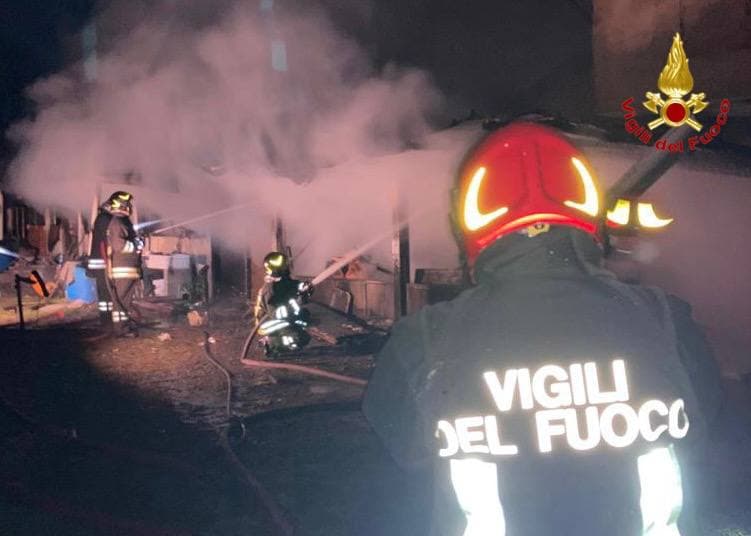 Incendio a Caronno: vigili mobilitati per un ex pollaio/deposito in fiamme