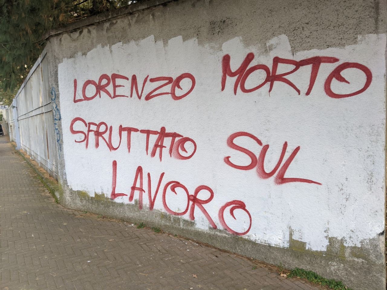 Saronno, maxi graffiti alle porte del polo scolastico contro la morte del giovane stagista Lorenzo
