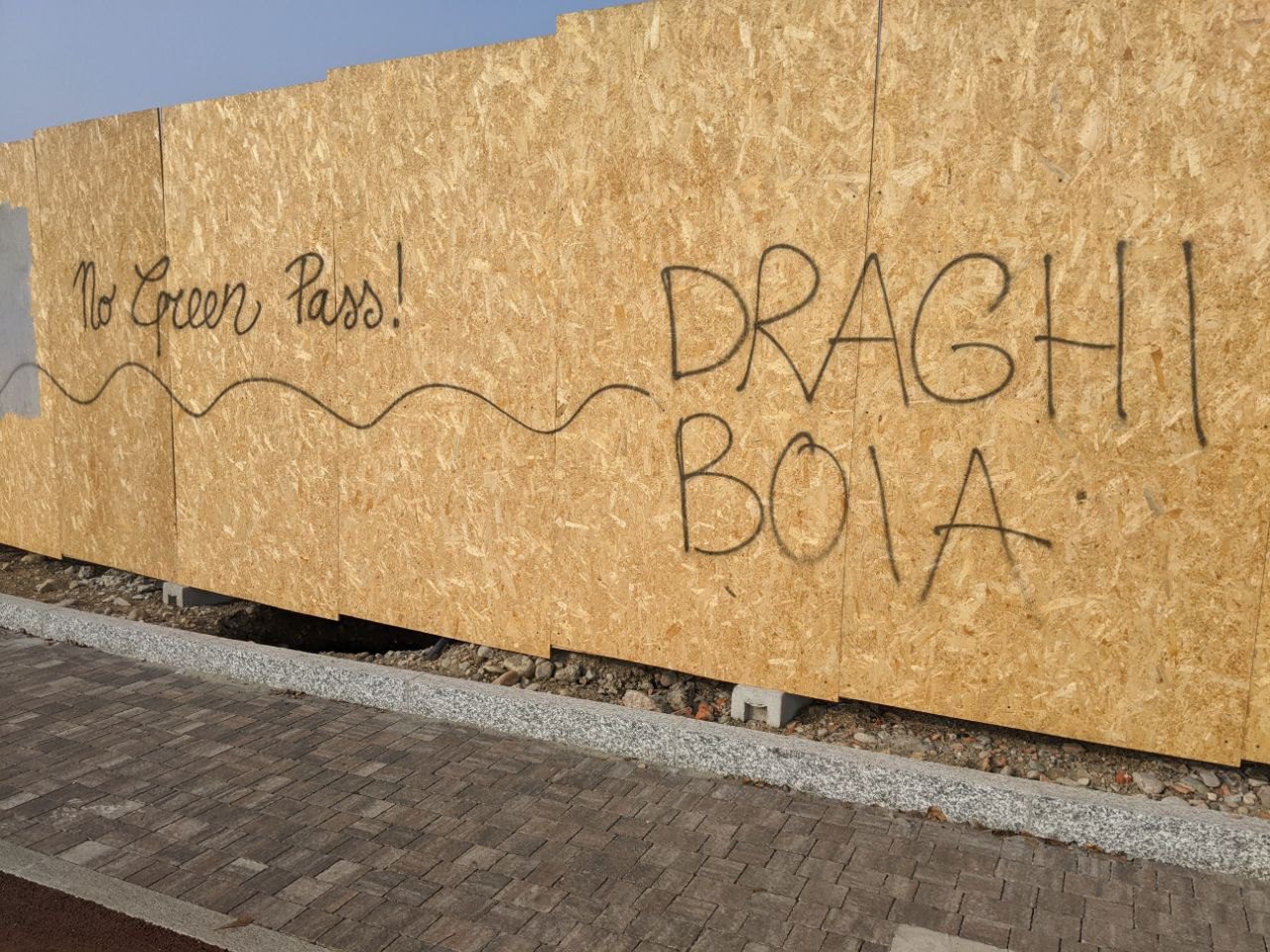 Draghi, green pass e carovita nel mirino del raid anarchico alle porte della Cassina Ferrara