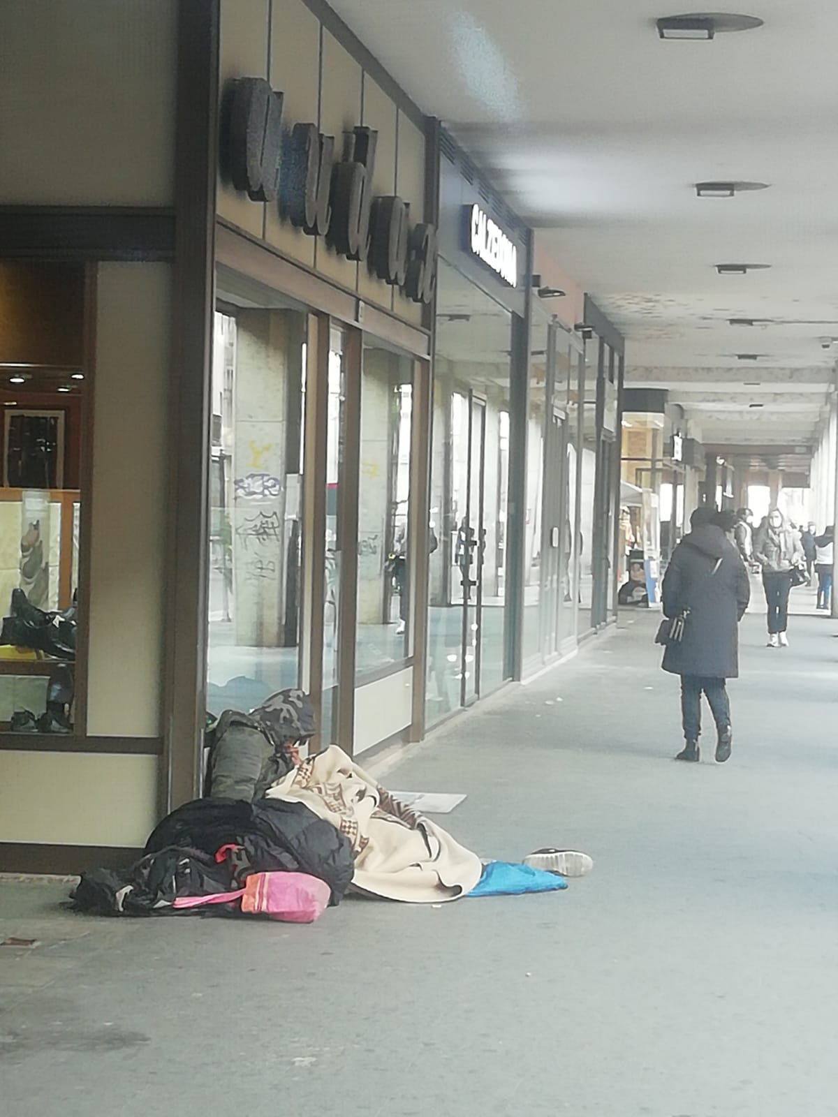 Giovane e senzatetto, dorme sotto il portici di Saronno: “Aiutiamolo!”
