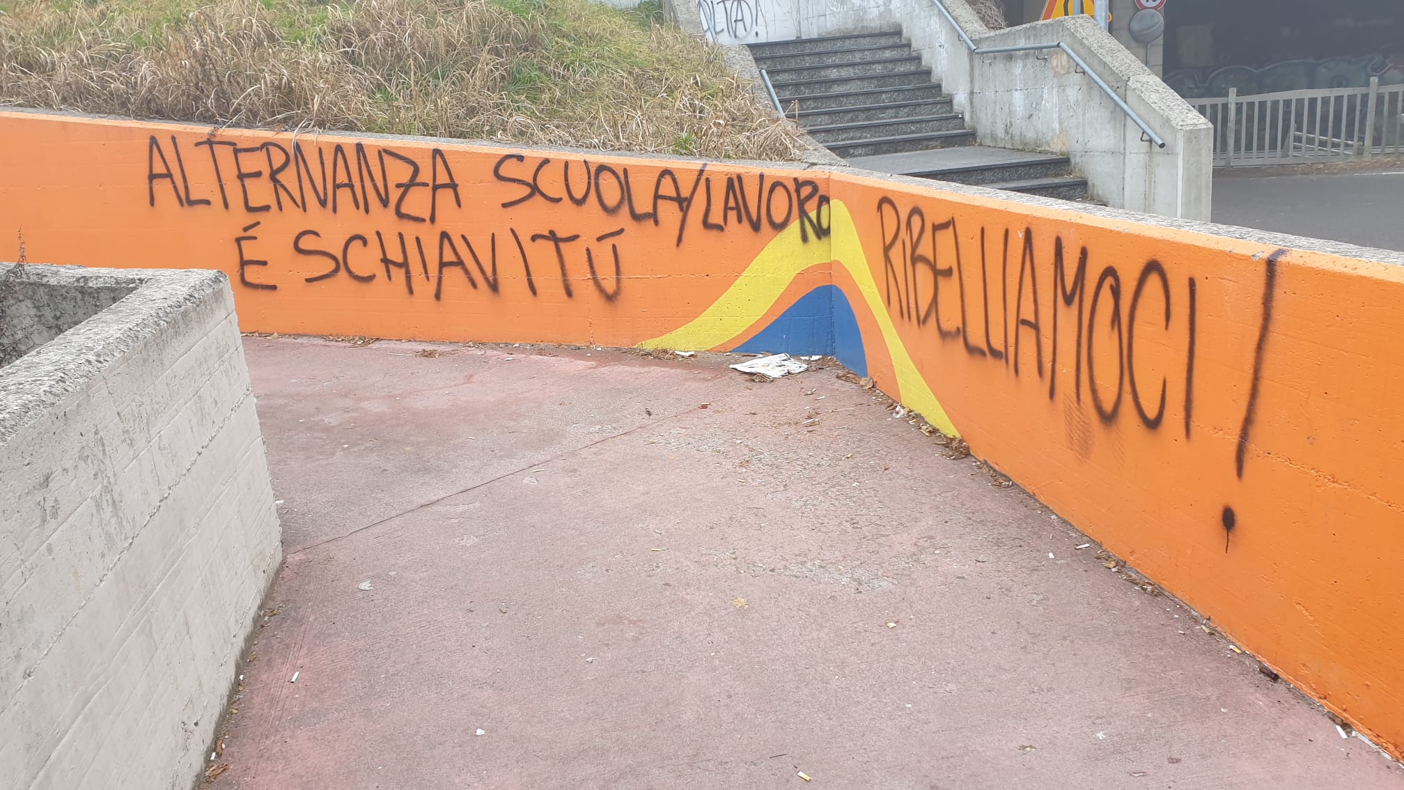 Cancellati i graffiti contro la morte dello stagista… resta il danno al murales del Legnani