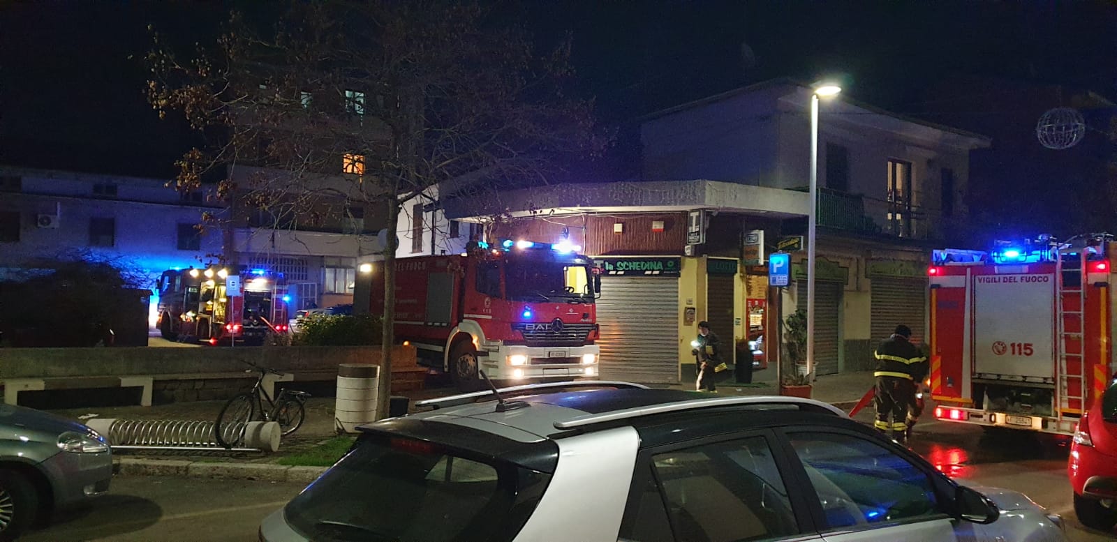 Scoppi, fumo e fiamme a Caronno Pertusella: diversi mezzi dei pompieri in centro per incendio
