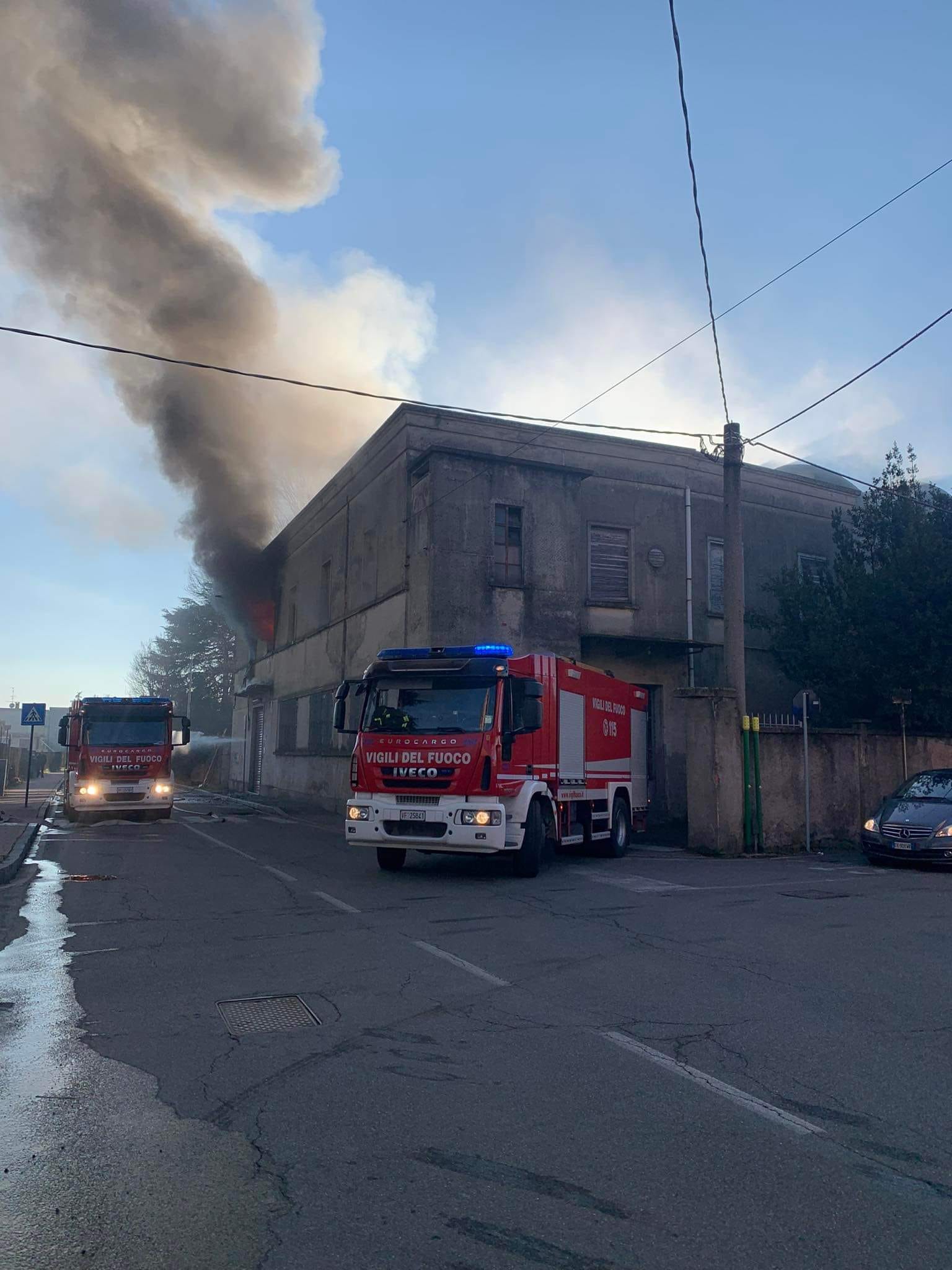 Furioso incendio al salumificio di Caronno: 25 pompieri al lavoro