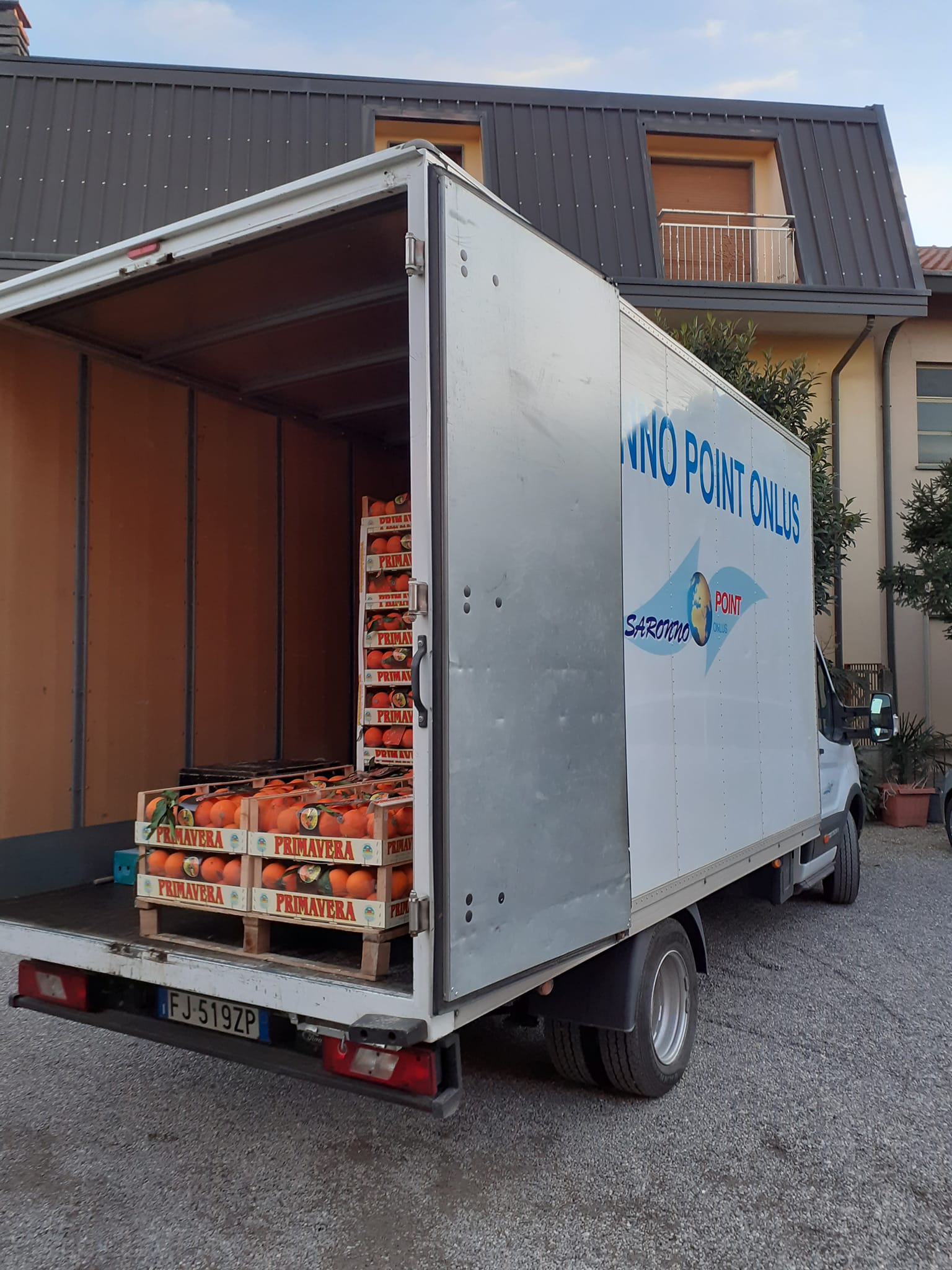 Un camion strapieno di arance… per l’ospedale di Saronno