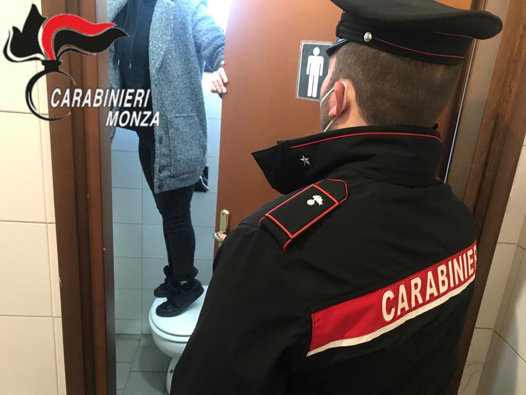 Carabinieri a scuola in Brianza: ragazza nel bagno maschile, spunta l’hashish