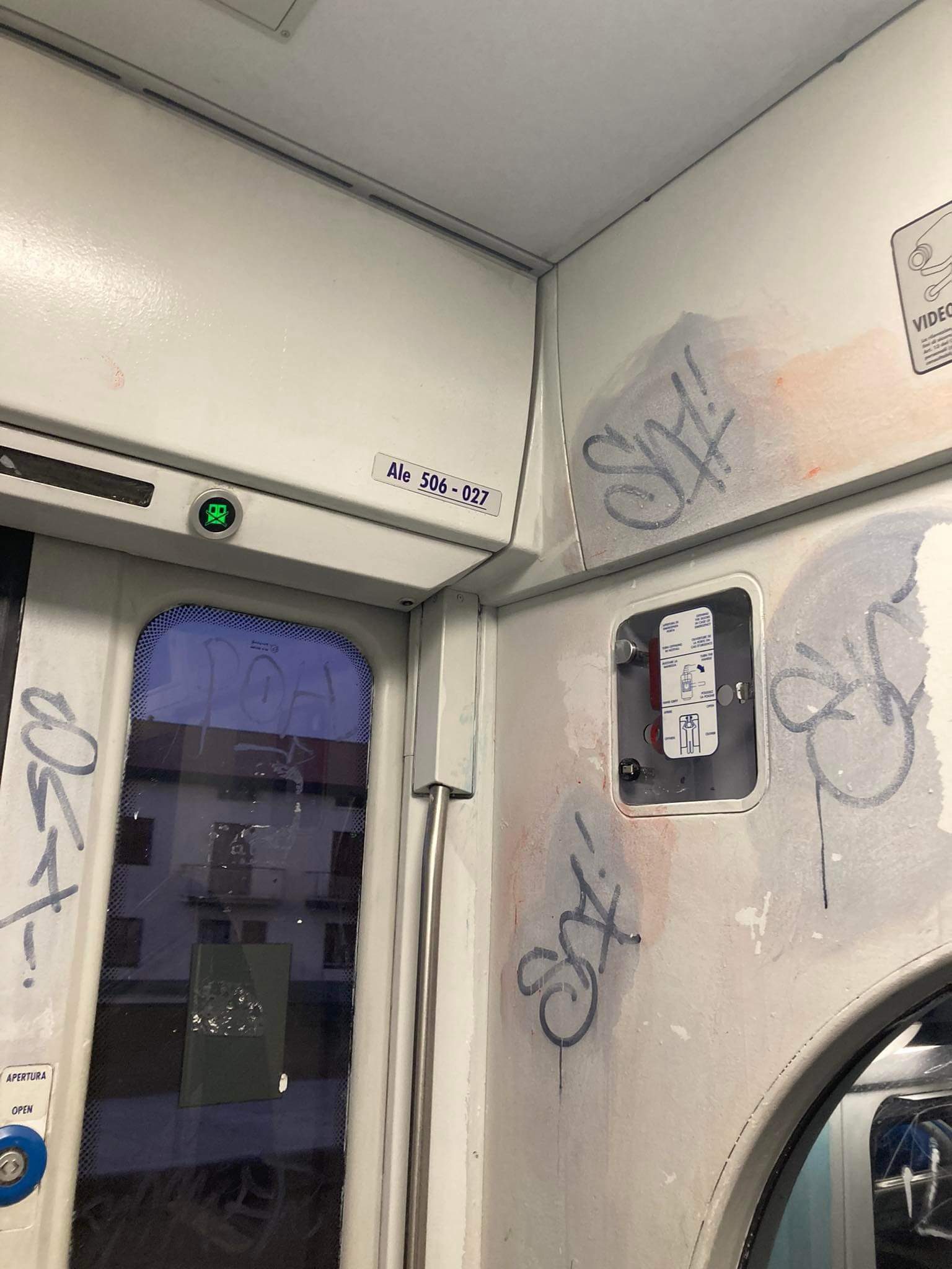 Saronno-Varese, treno sporco e super imbrattato: protesta pendolari